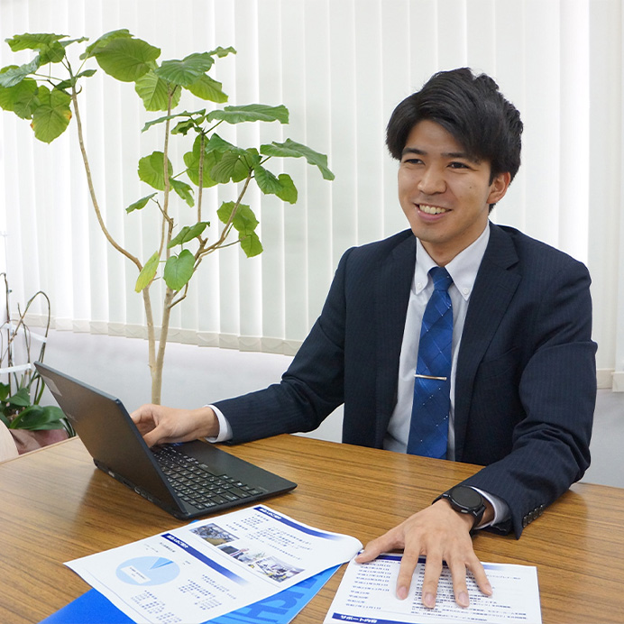 にこやかな男性の画像