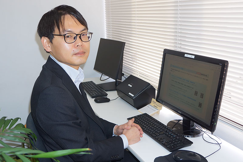 PC作業をするファン ジング